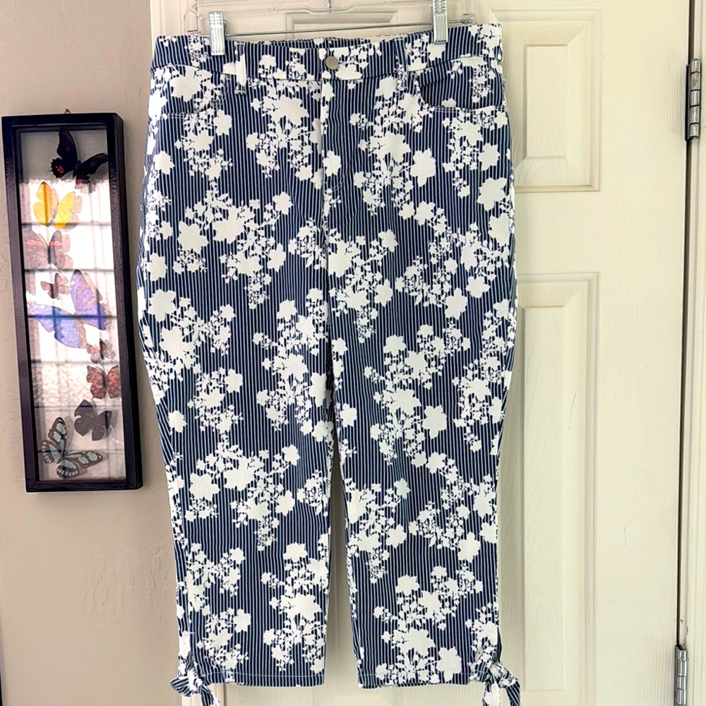 NEW Chico’s Floral Print Women's Jeans Denim Capri Cropped